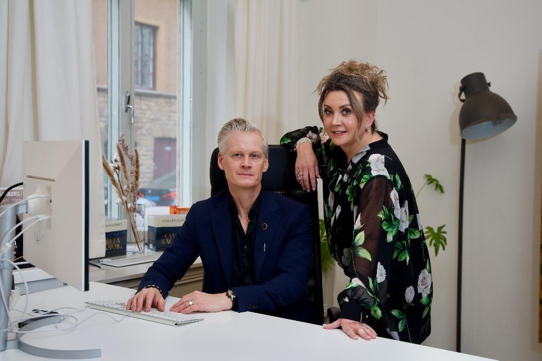Camilla Läckberg junto a Henrik Fexeus. 