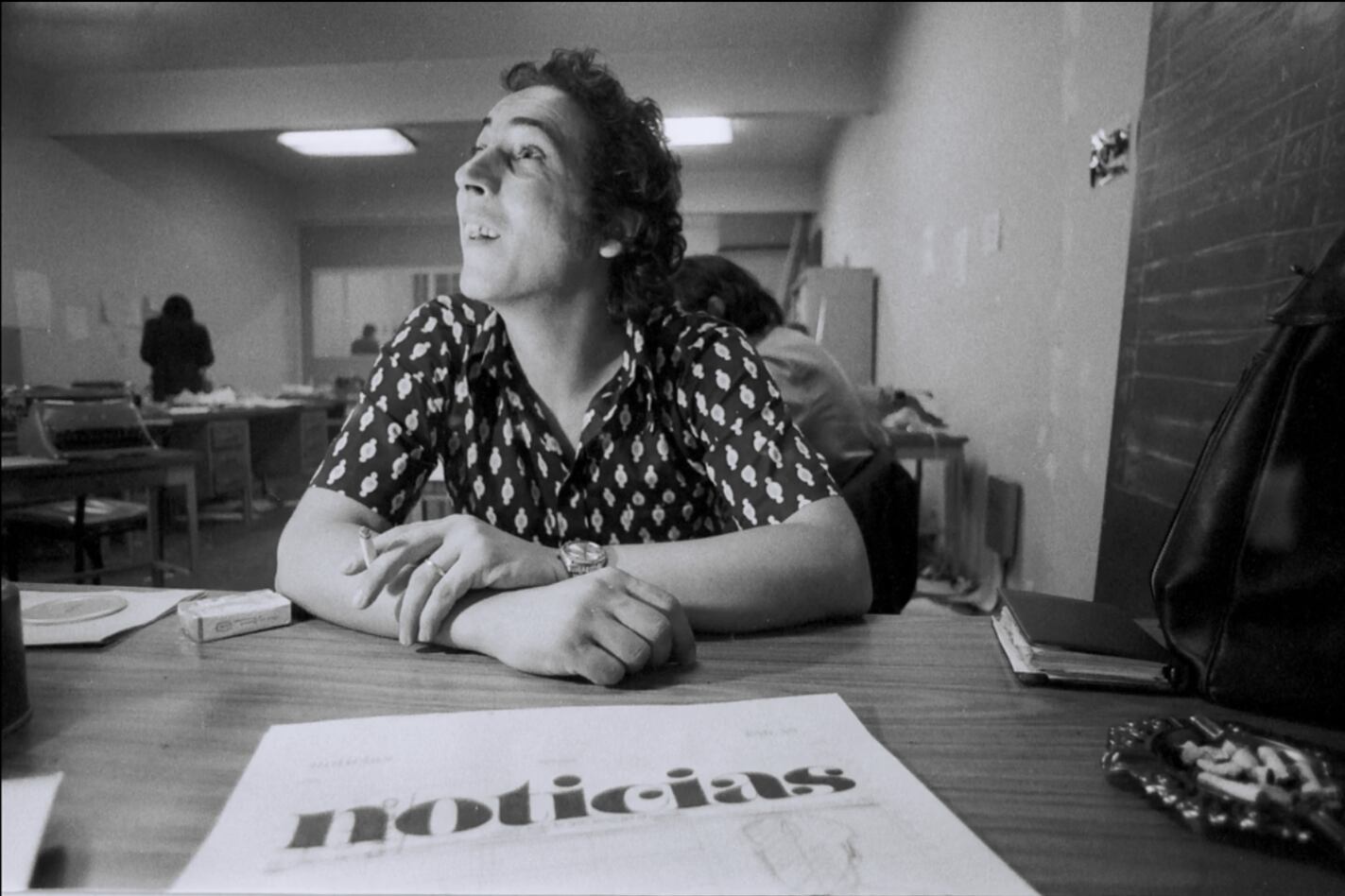 Carlos Bosch en la redacción del Diario Noticias, 1973