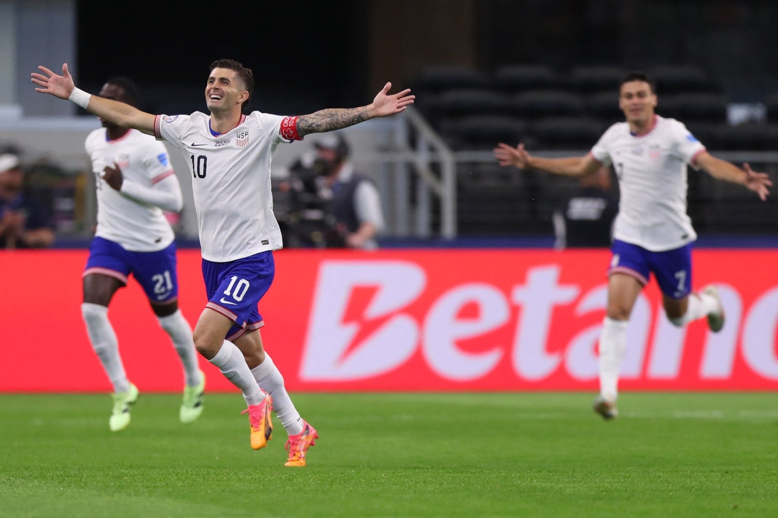 Pulisic celebra su golazo ante Bolivia