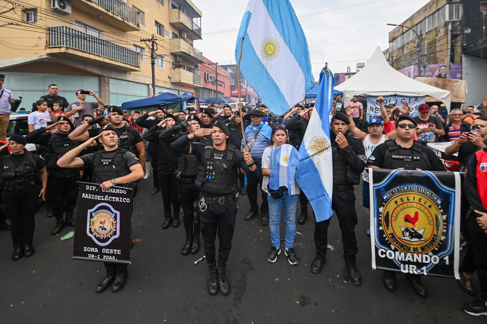 Policías, docentes y trabajadores misioneros protestan por mejoras salariales.