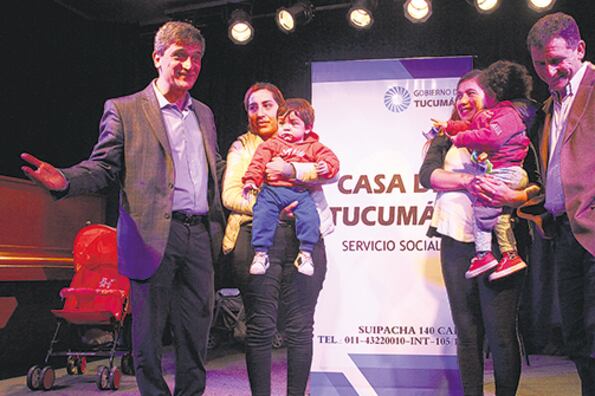 Pablo Yedlin, Lucía con Lisandro, Alejandra con Agustín y Gabriel Yedlin en la Casa de Tucumán.