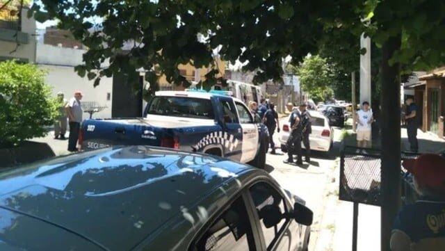 La policía llegó tras el llamado del amigo de la víctima.