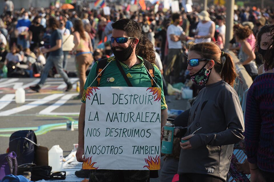 Les jóvenes fueron protagonistas de protesta, como también los carteles hechos a mano