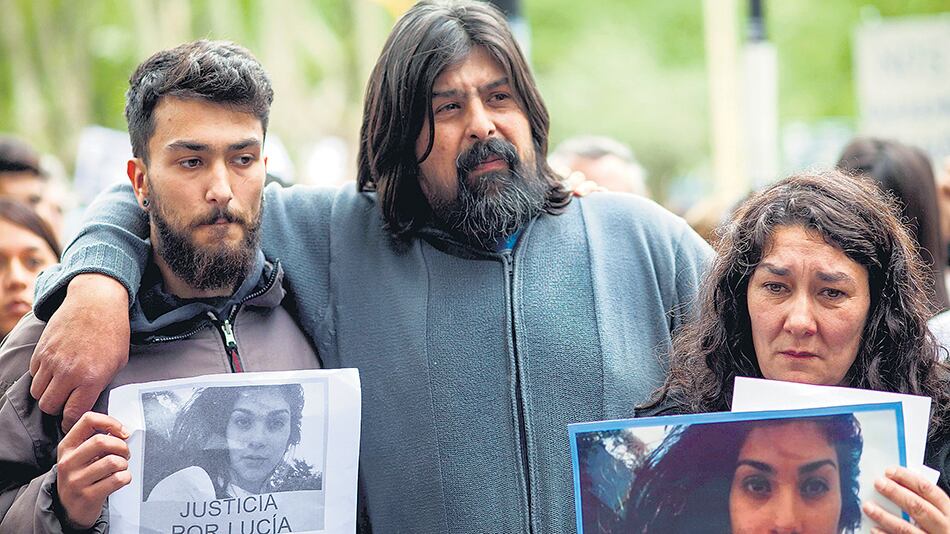 Guillermo Pérez y Marta Montero, padre y madre de lucía con su otro hijo el 15 de octubre de 2016, en la primera de muchas marchas de repudio a este brutal femicidio.