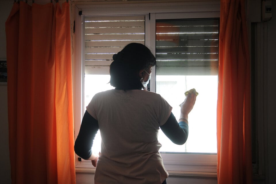 Las trabajadoras de casas particulares cobrarán en agosto un 8% de aumento