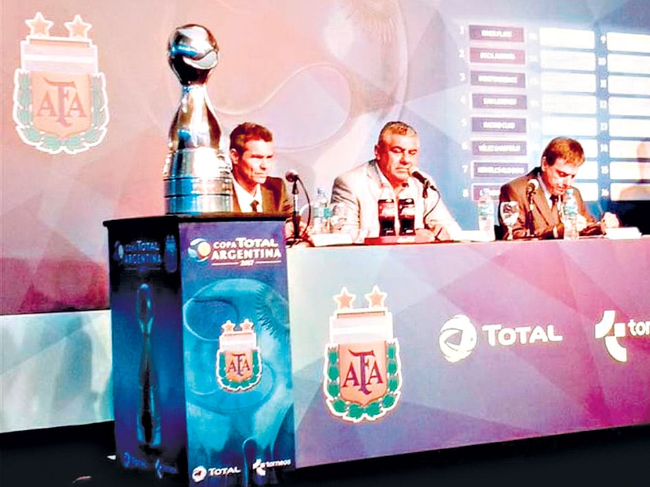 Claudio Tapia, ayer en Ezeiza, durante el sorteo de la Copa Argentina. 