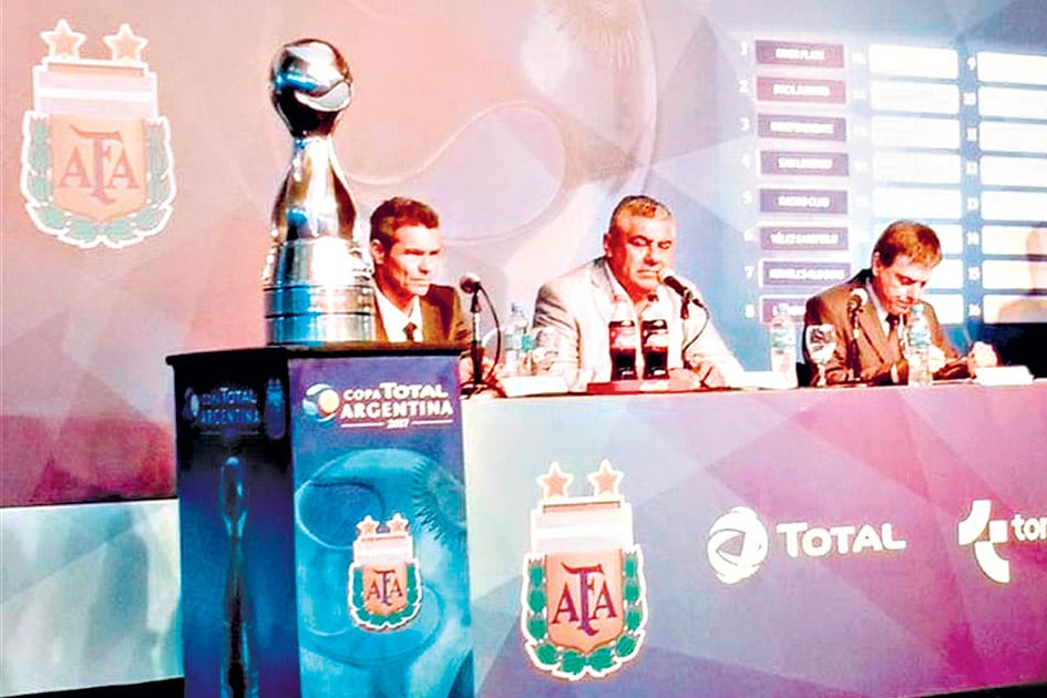 Claudio Tapia, ayer en Ezeiza, durante el sorteo de la Copa Argentina.