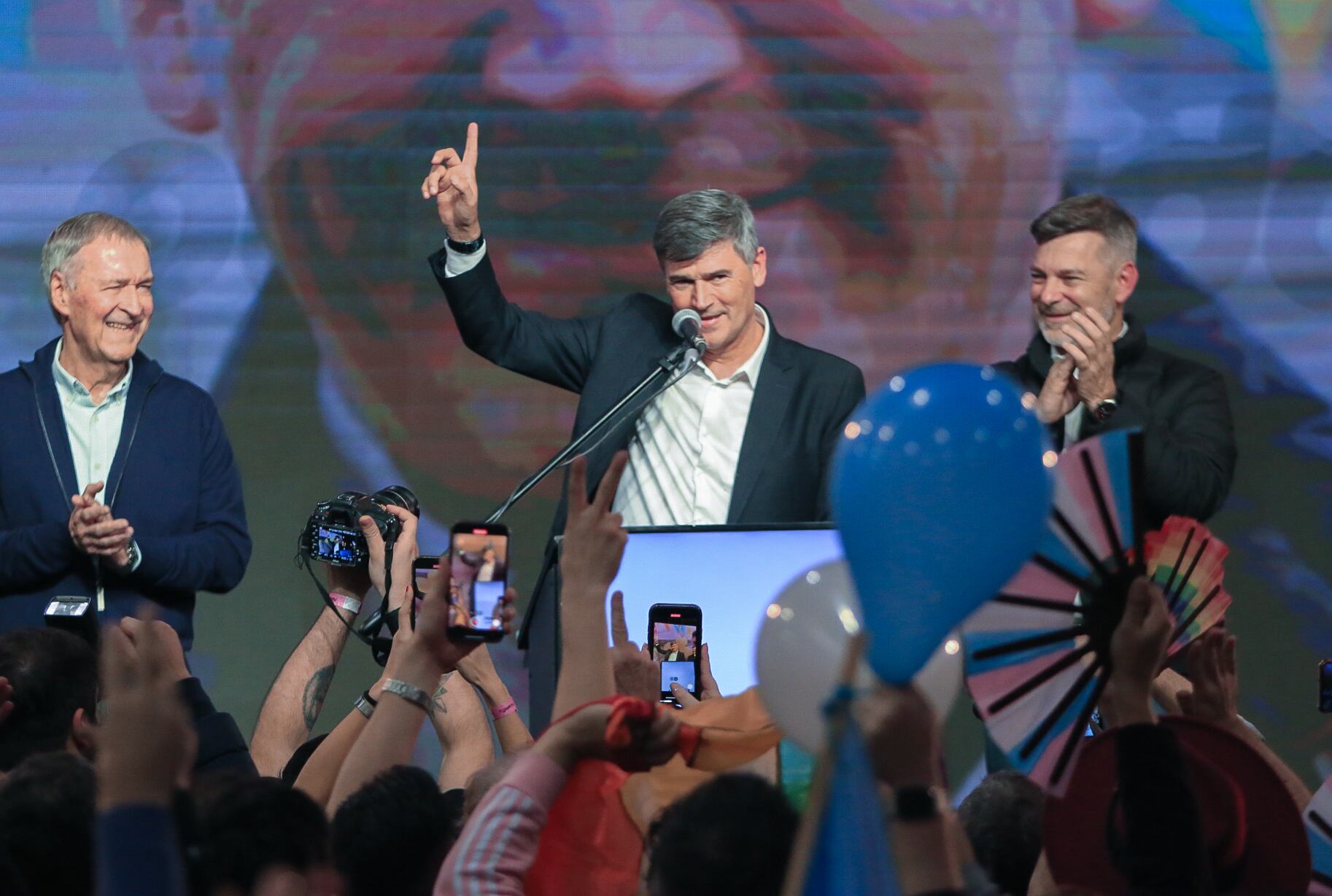 El intendente electo de Córdoba capital, Daniel Passerini, junto a Juan Schiaretti y Martín Llaryora.