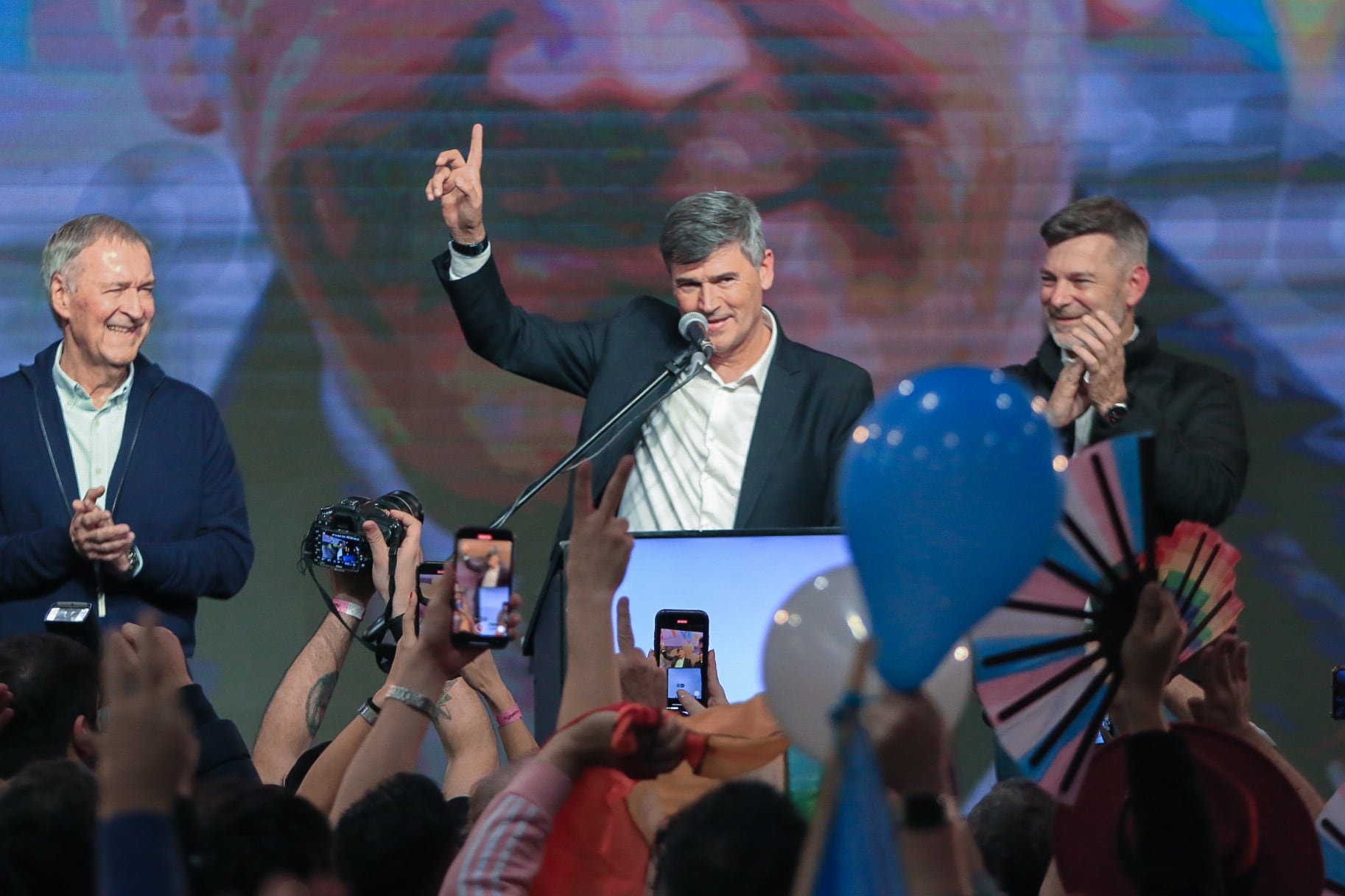 El intendente electo de Córdoba capital, Daniel Passerini, junto a Juan Schiaretti y Martín Llaryora.