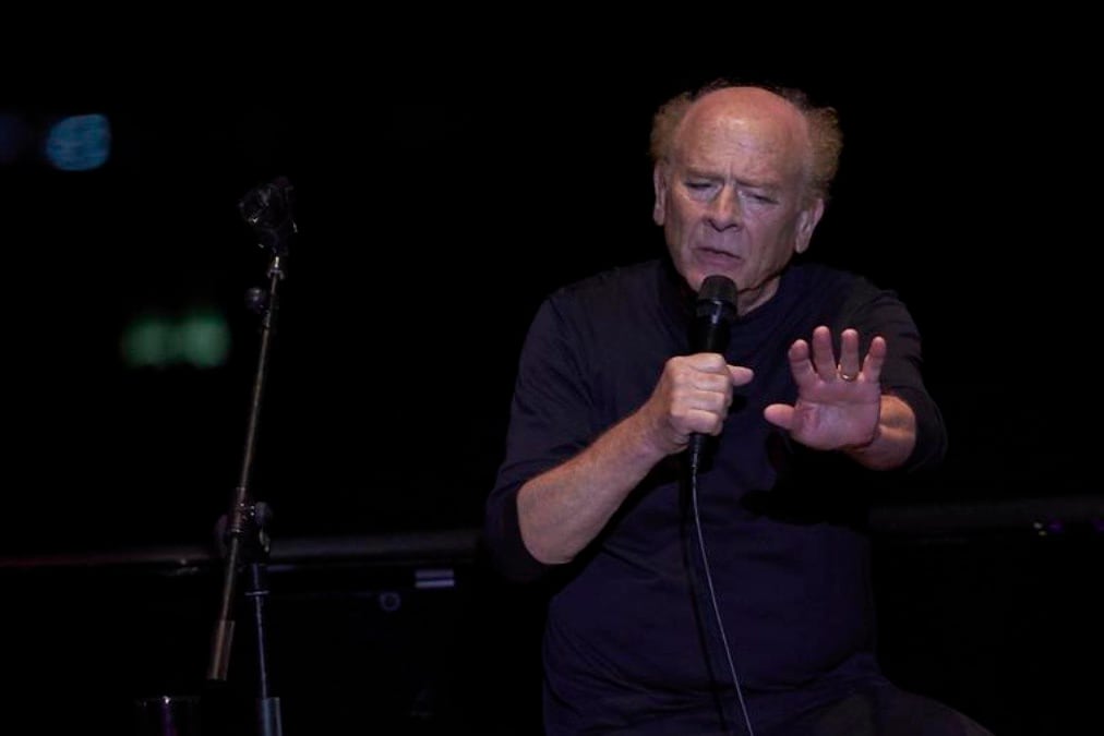 "Mi hijo me supera, mantiene notas más altas durante un tiempo infinito, sin falsete. Es un cantante maravilloso"