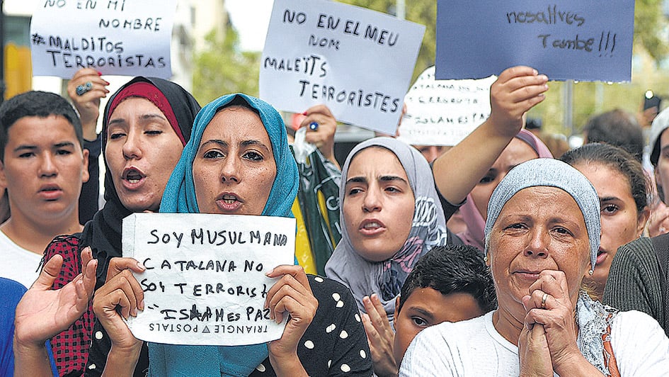 Mujeres musulmanas residentes de Barcelona se manifiestan en contra de la estigmatización.