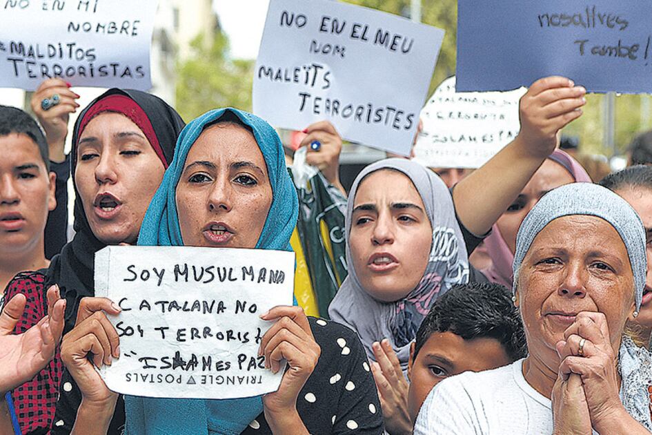 Mujeres musulmanas residentes de Barcelona se manifiestan en contra de la estigmatización.