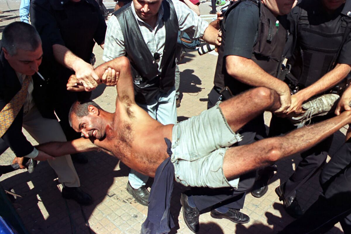 Represión en Plaza de Mayo el 20 de diciembre del 2001. Imagen: Gustavo Mujica