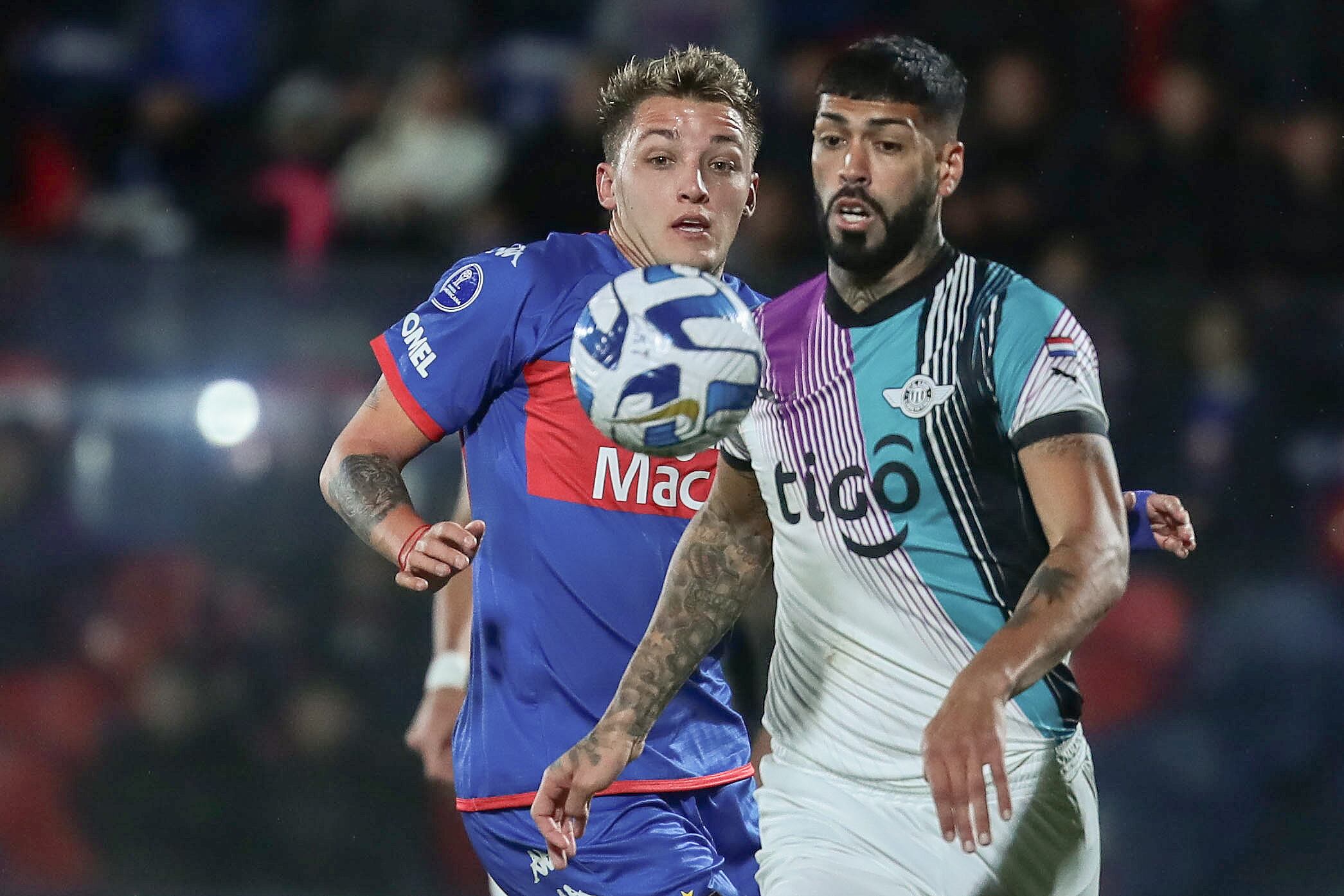 Barboza, autor del gol guaraní, cubre el balón ante Retegui