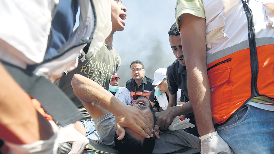 Evacúan a un activista palestino herido por la policía israelí en la frontera entre Israel y la Franja de Gaza.
