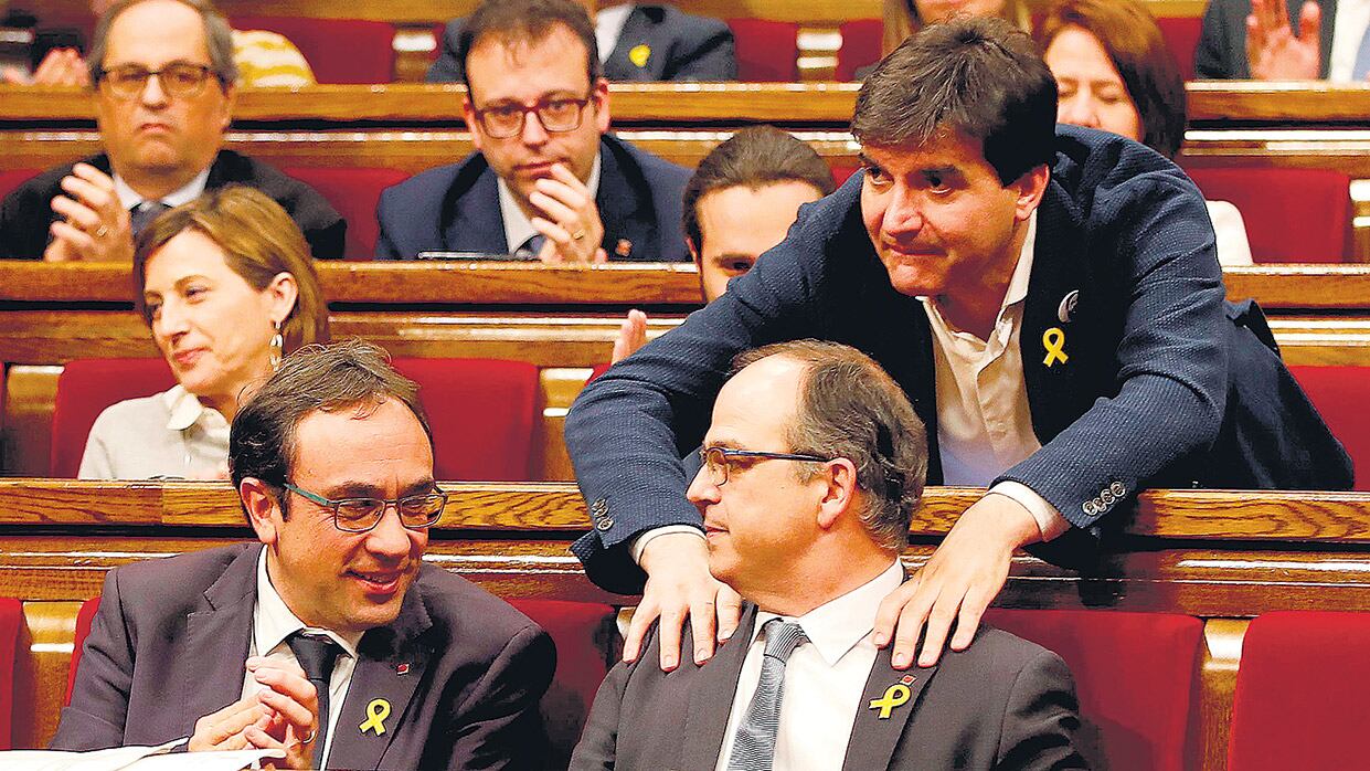 La principal promesa que Turull (abajo, der.) lanzó al Parlamento fue la de terminar con la intervención de Madrid.