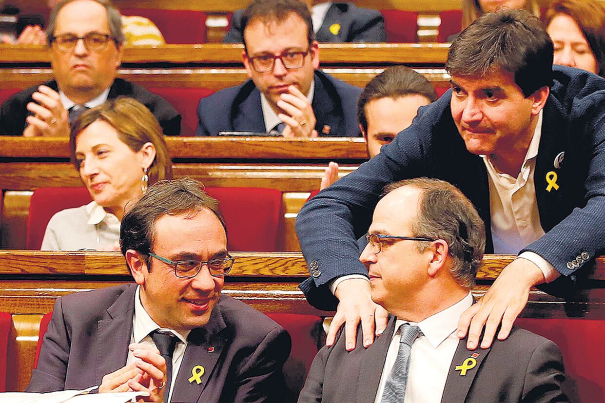 La principal promesa que Turull (abajo, der.) lanzó al Parlamento fue la de terminar con la intervención de Madrid.