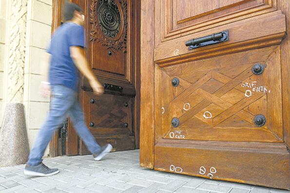 El frente del edificio del Concejo recibió 12 balazos.