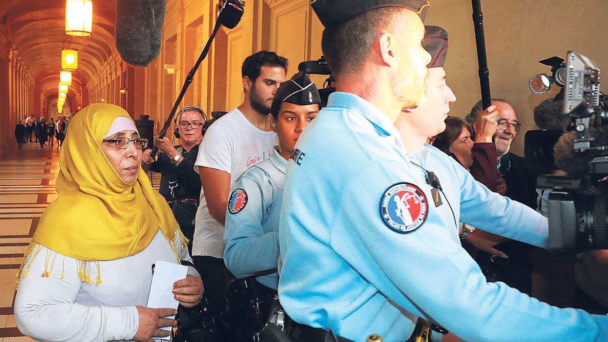 Zoulikha Azin (iz.), madre del jihadista Mohamed Merah, en un tribunal de París.