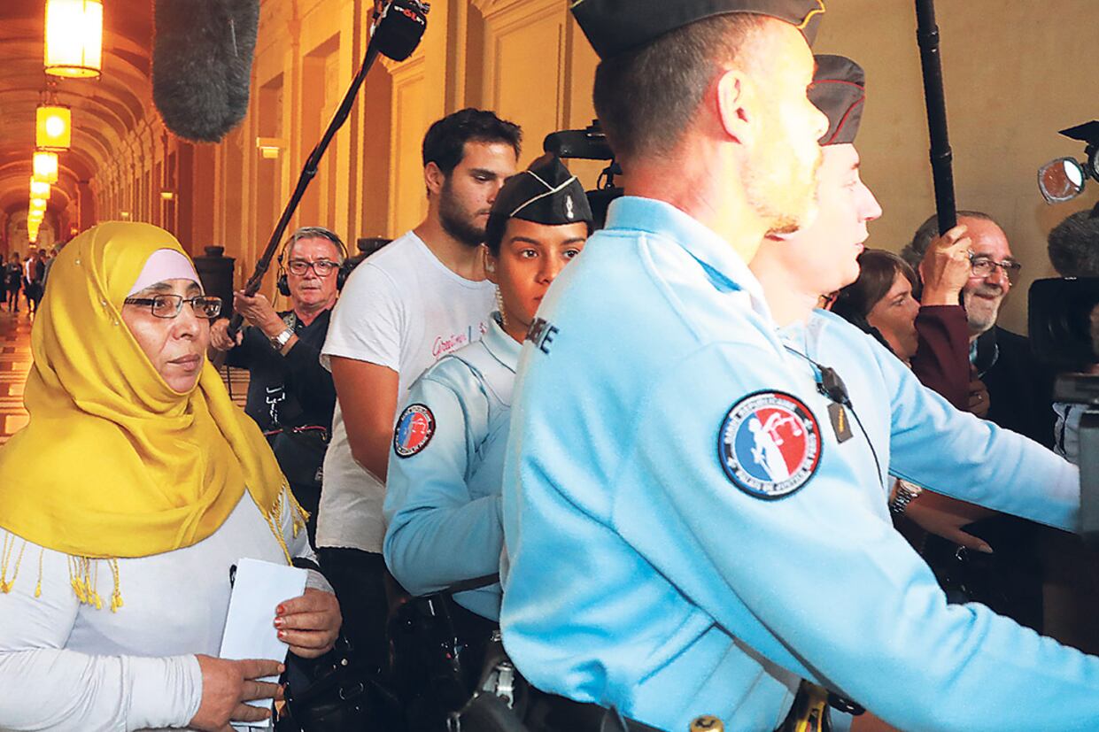Zoulikha Azin (iz.), madre del jihadista Mohamed Merah, en un tribunal de París.