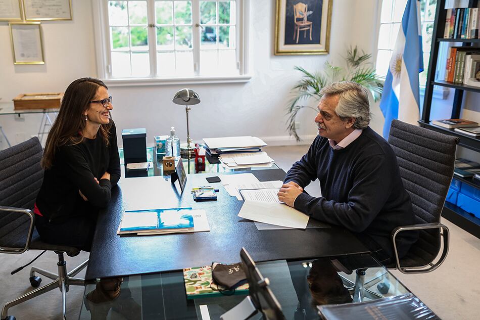 Alberto Fernández ayer en Olivos con la ministra Elizabeth Gómez Alcorta.