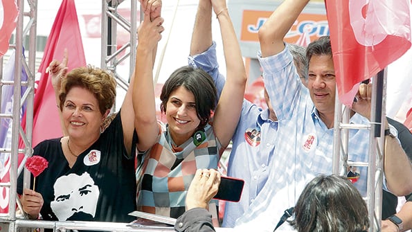 Dilma, Manuela y Haddad saludan en el cierre de campaña del PT en Belo Horizonte.