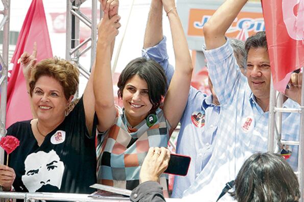 Dilma, Manuela y Haddad saludan en el cierre de campaña del PT en Belo Horizonte.
