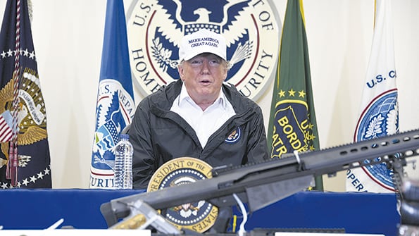 “Si no tenés una barrera de acero o un muro de algún tipo, vas a tener tráfico de personas”, dijo Trump.