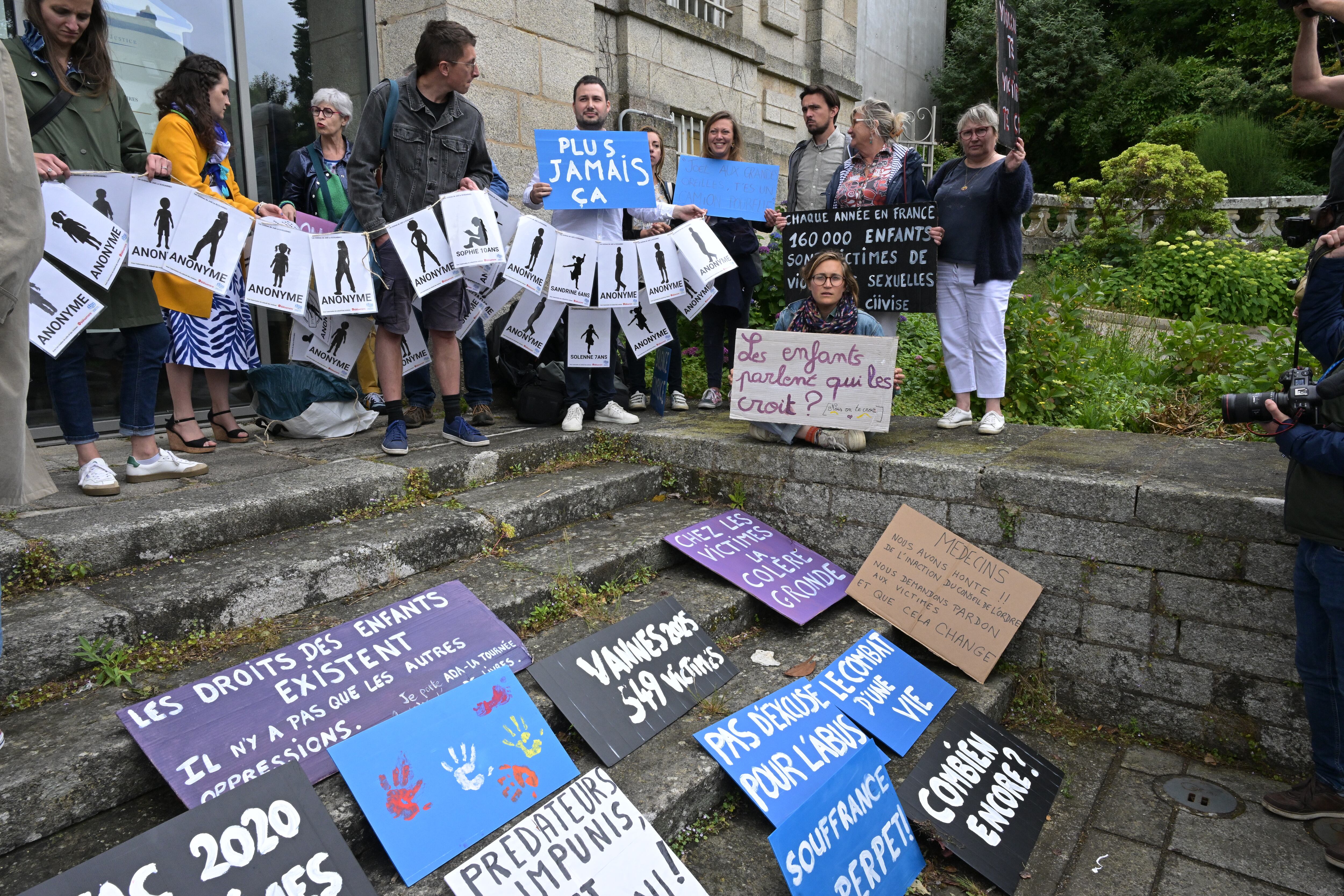 Protesta a las afueras del tribunal por levedad de la condena.