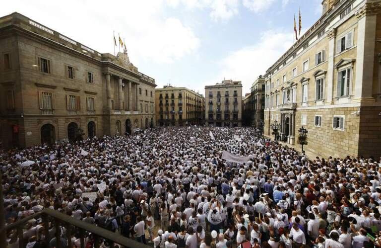 Manifestantes frente al ayuntamiento de Barcelona, por el diálogo entre las partes.