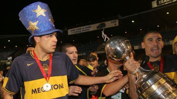 Juan Román Riquelme y el "Cata" Díaz con el trofeo de la Copa Libertadores 2007, la última que ganó Boca. 