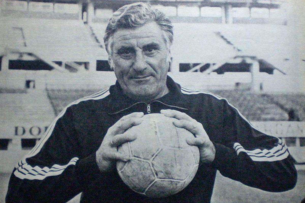 Néstor Rossi agarrando la pelota con sus manos.