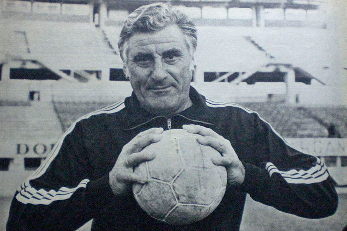 Néstor Rossi agarrando la pelota con sus manos.