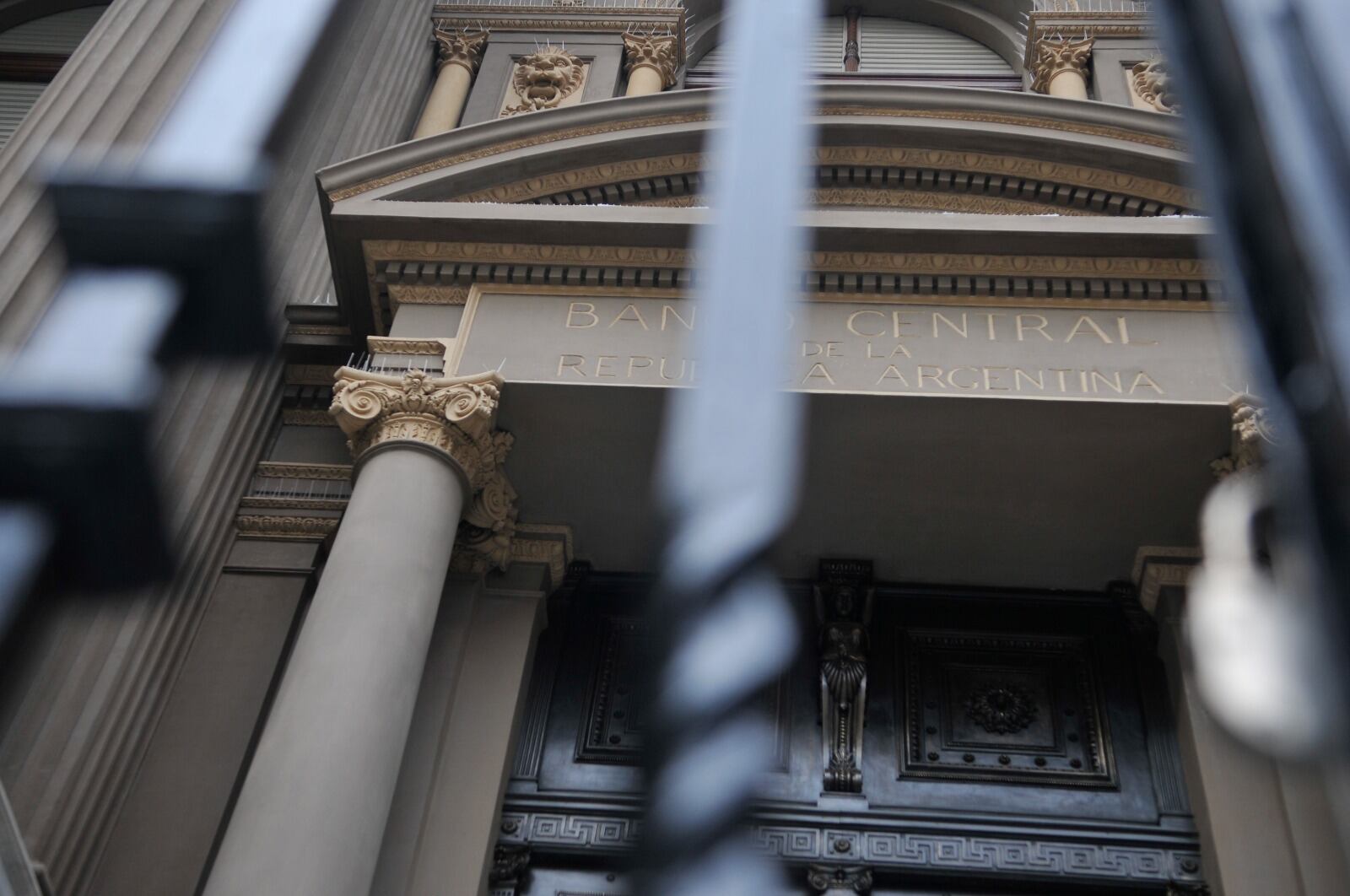 El Banco Central simplificó el proceso de devolución de billetes deteriorados para los bancos. 