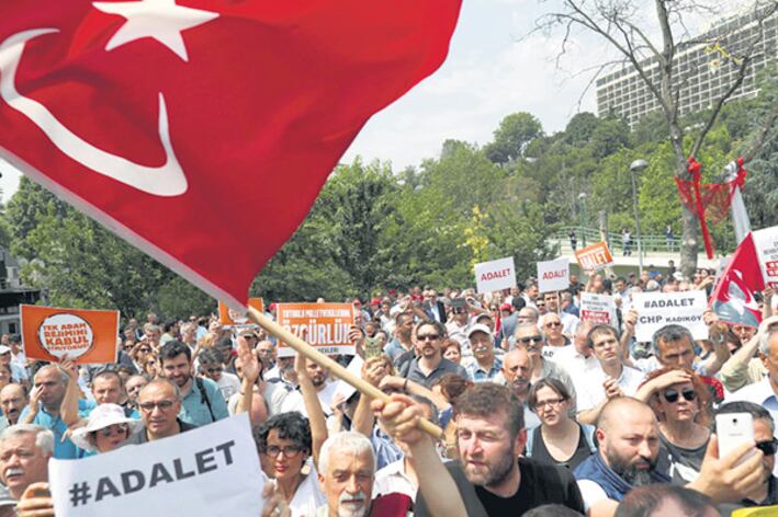 Opositores marchan hacia Estambul para denunciar la “dictadura” turca.