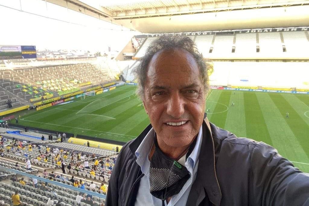 Scioli, minutos antes de suspenderse el partido entre Argentina y Brasil.  