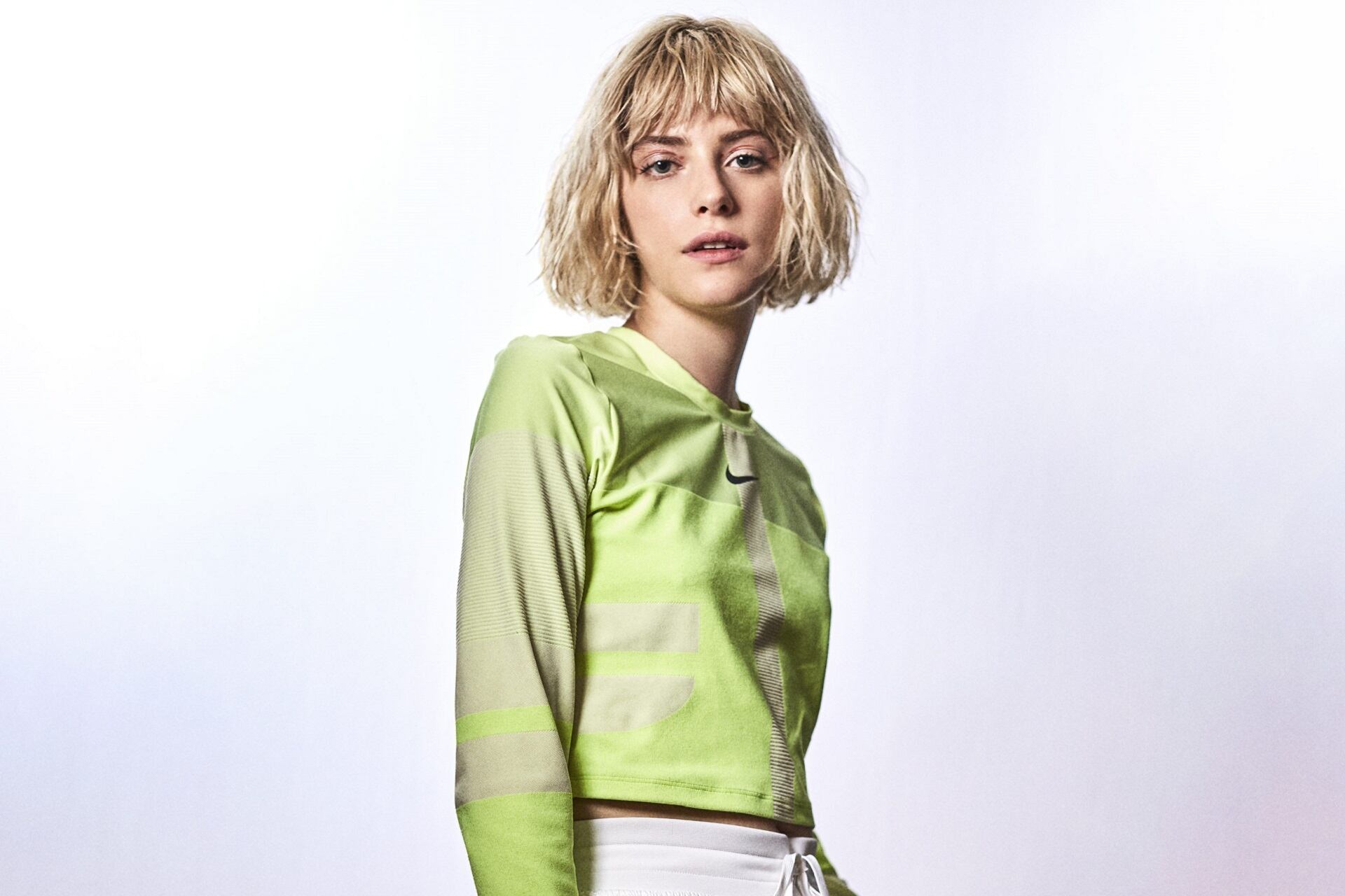 Tras sus actuaciones en cine y TV, la ahora cantante Malena Villa bolichea en la cancha de Atlanta en su segundo video.