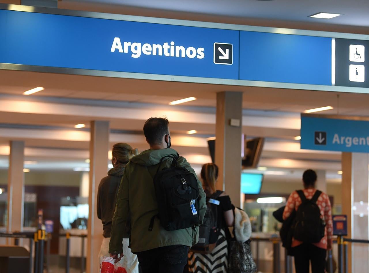 En sintonía con varios países de Europa, el Gobierno nacional decidió suspender todos los vuelos con Gran Bretaña, tras la aparición de una nueva cepa de coronavirus. 