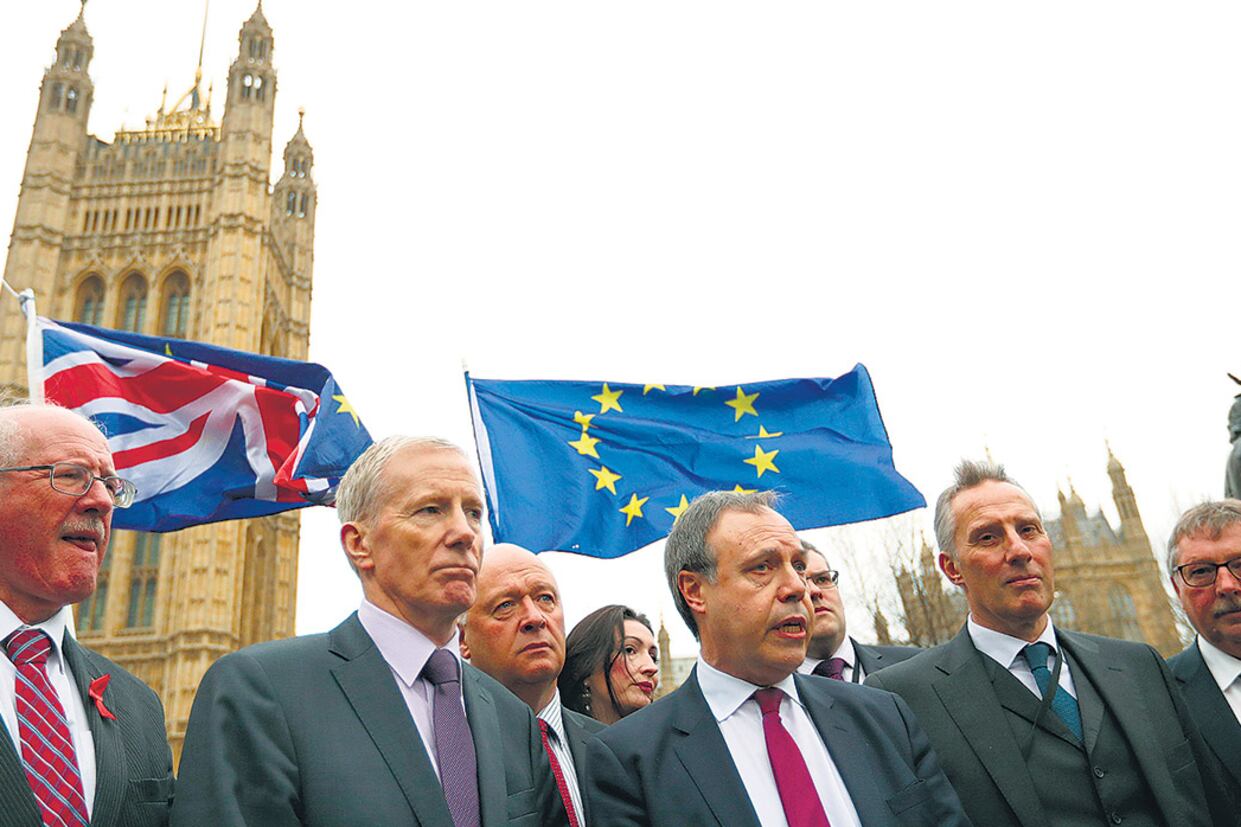 Representantes del DUP hablan del Brexit frente al Parlamento británico en Londres.