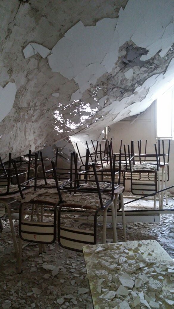 Los escombros taparon los bancos de los chicos.