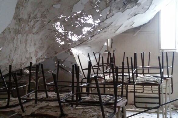 Los escombros taparon los bancos de los chicos.