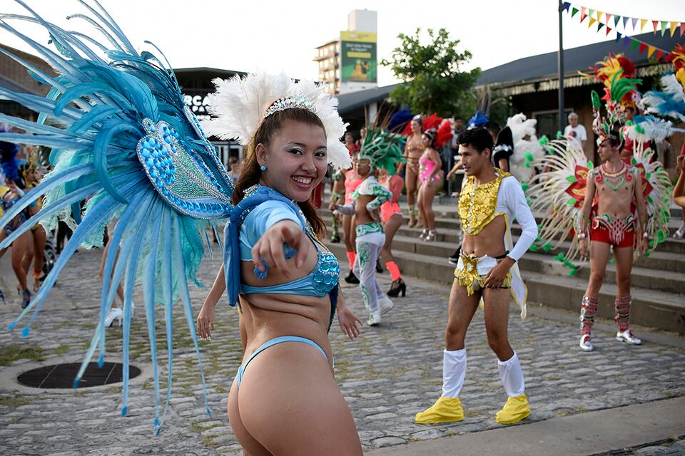 1. A lo largo del año, las comparsas trabajan en talleres de maquillaje, vestuario, accesorios, percusión, danza. 2. La ciudad abrió la convocatoria a la comunidad LGBTIQ