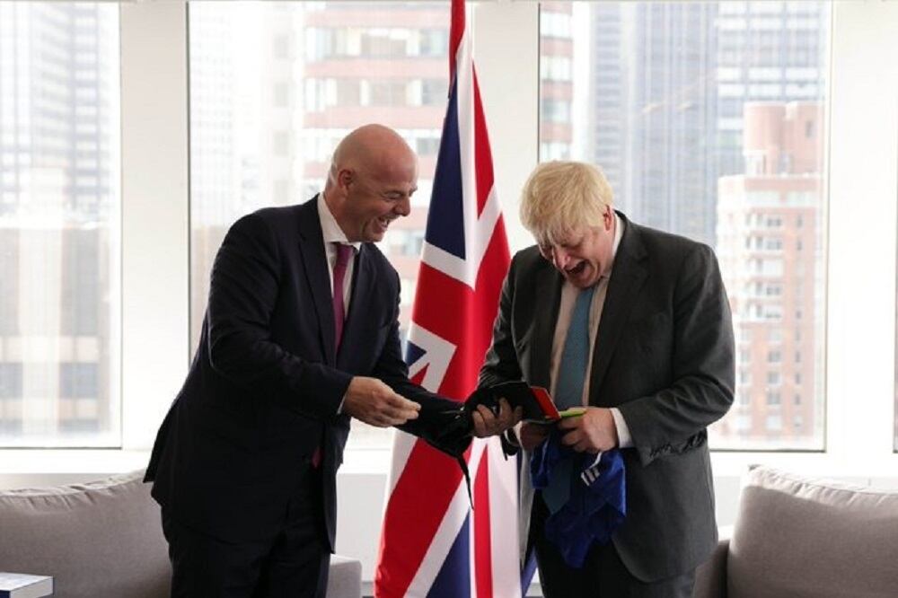 Infantino y Boris Johnson se ríen con ganas durante la reunión que mantuvieron en Nueva York