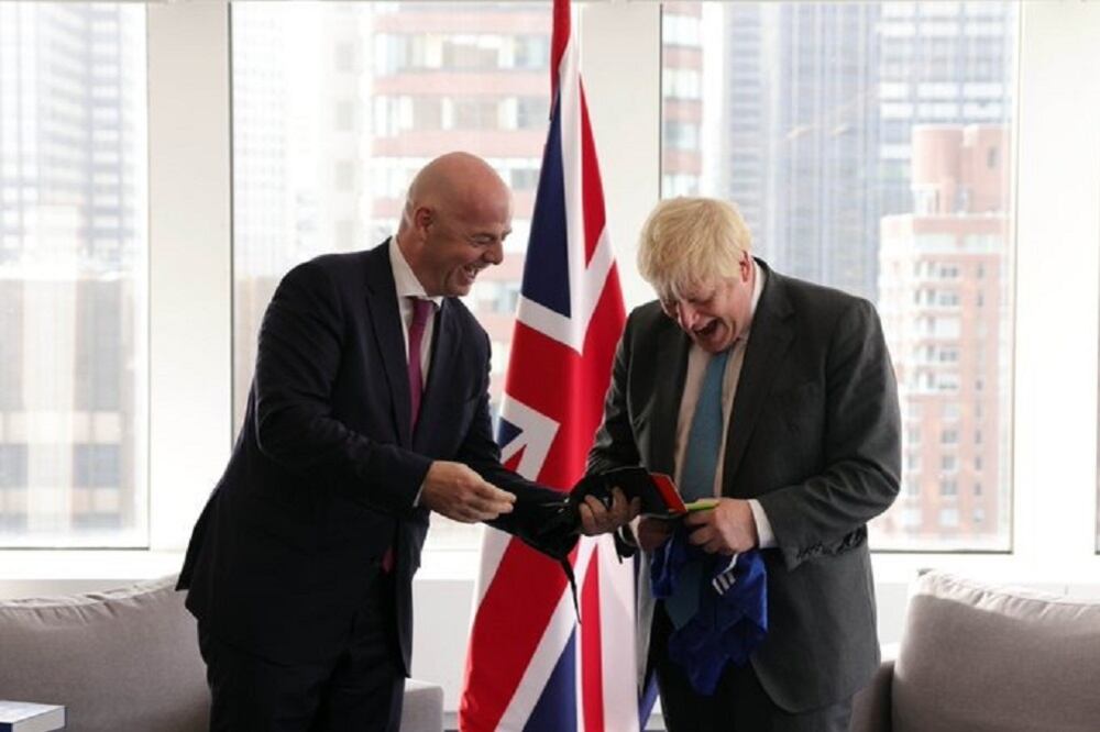 Infantino y Boris Johnson se ríen con ganas durante la reunión que mantuvieron en Nueva York