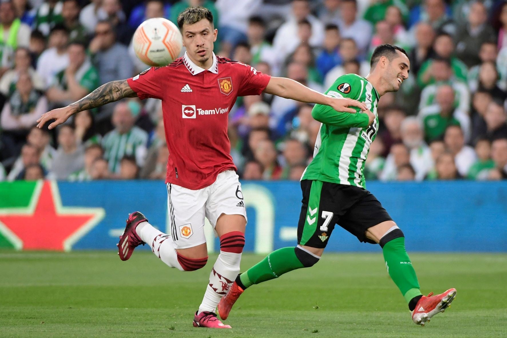 Lisando Martínez, campeón con la Selección Argentina en Qatar 2022, presente en el triunfo del Manchester United sobre Betis (Foto: AFP).