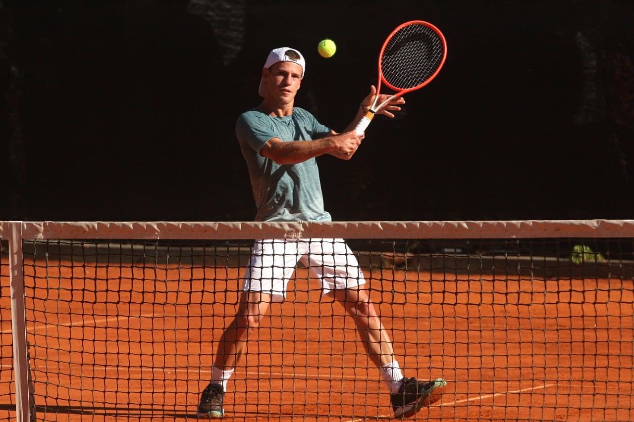 Schwartzman, el campeón defensor, pelotea antes del debut