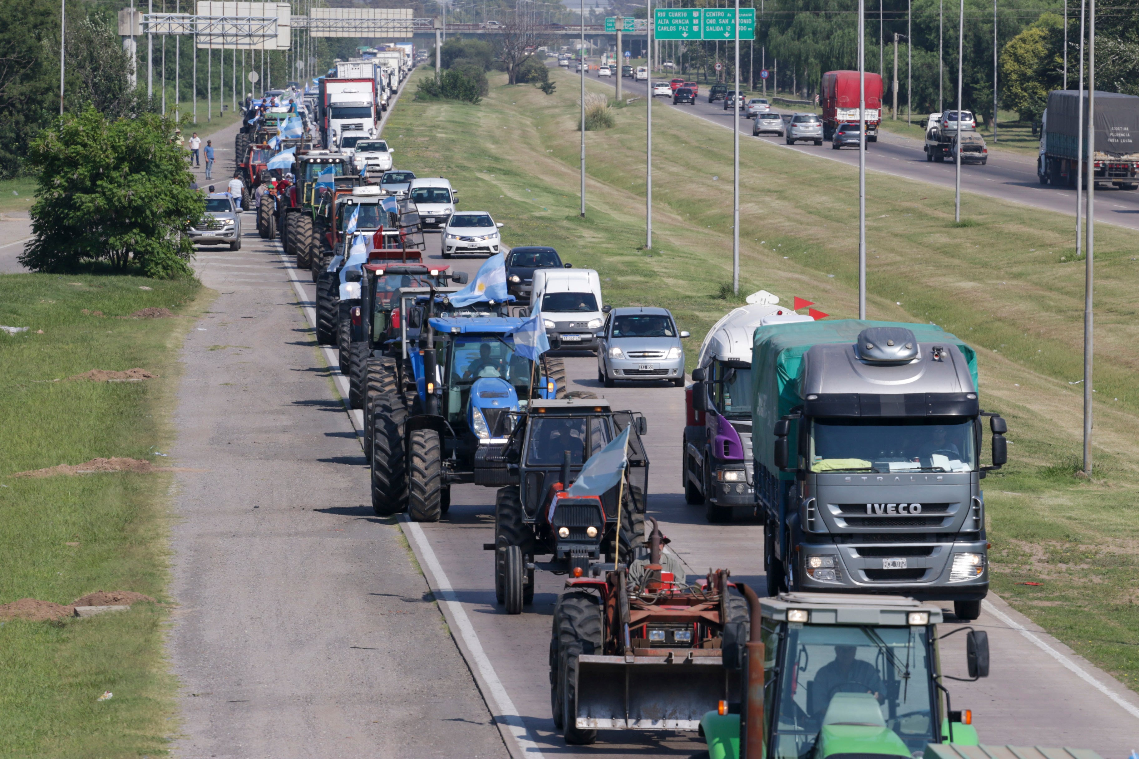 Tractorazo en las rutas de Córdoba. CRA calienta el clima en contra del gobierno.