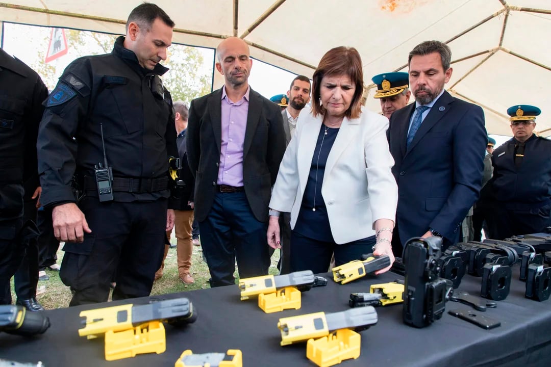 Bullrich y los jefes policiales en la presentación de las armas.