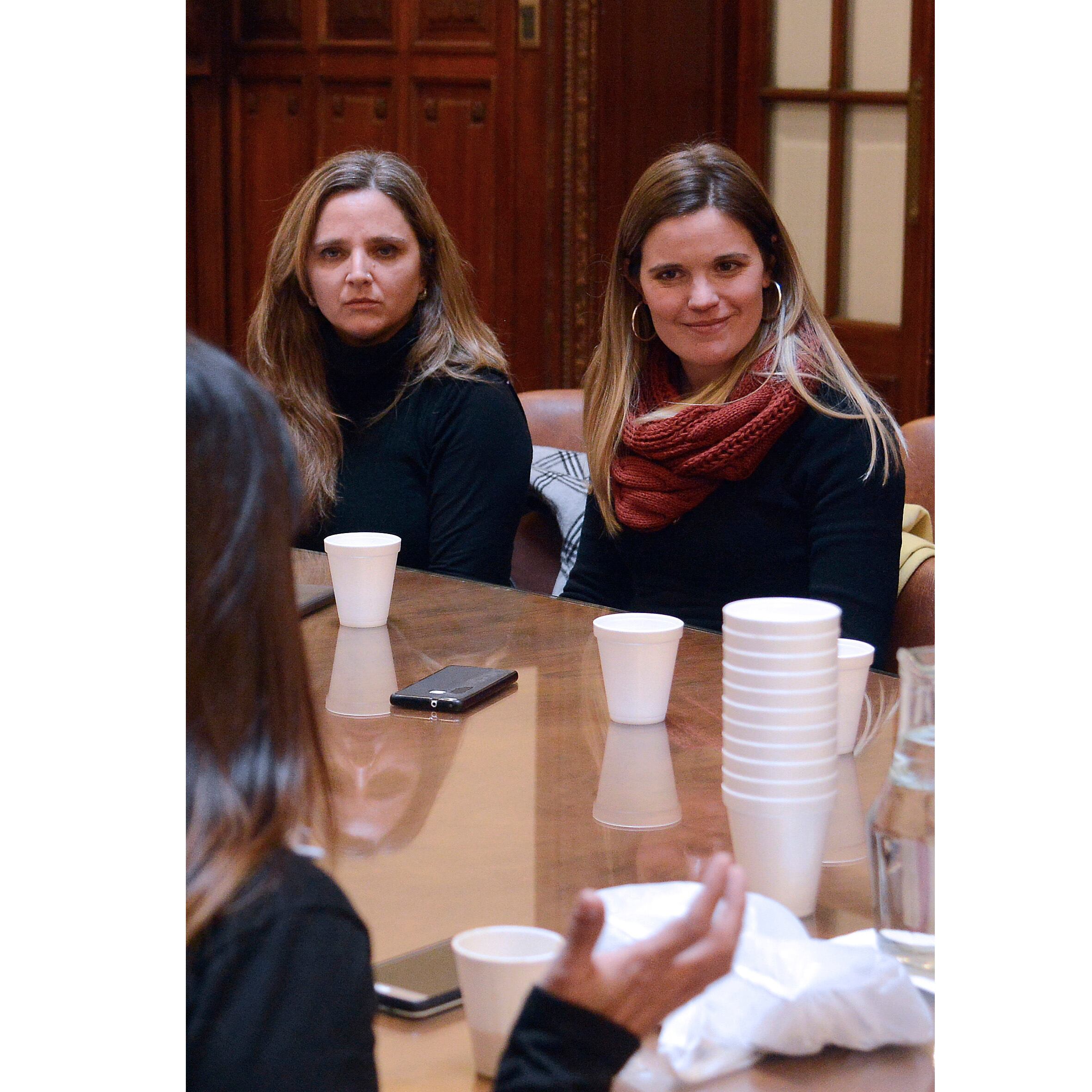 La concejal Tepp ofició de vocera, aquí junto a Pellegrini, futura edila.