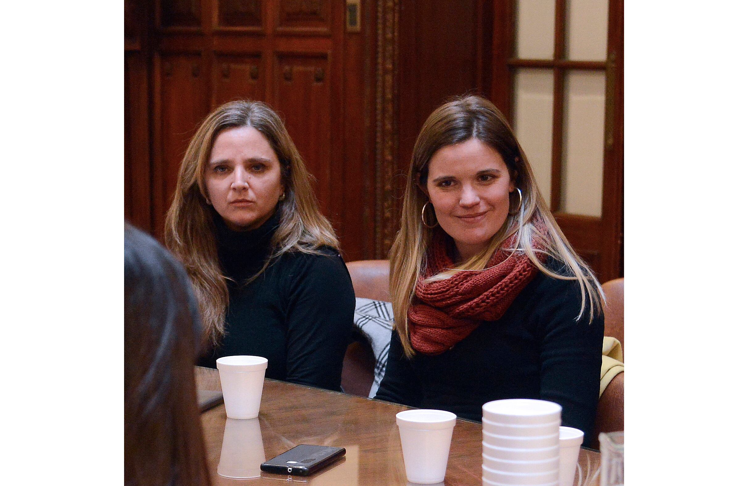 La concejal Tepp ofició de vocera, aquí junto a Pellegrini, futura edila.